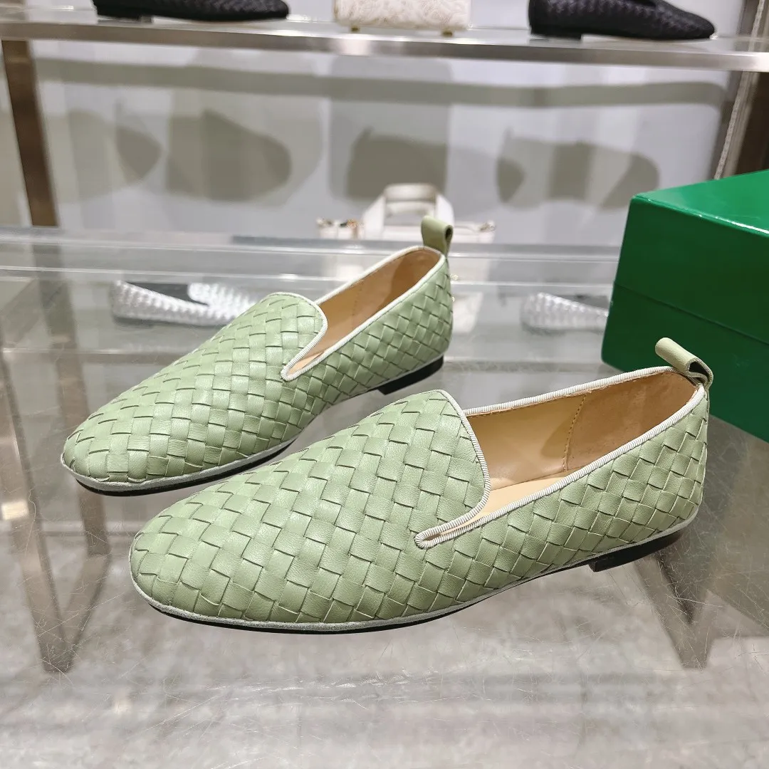 [BV] Top P: 760💰Size for couples: 35-44 (Female 40.41. Male 38 45. Customized and non-returnable) (Bottega Veneta) Genuine leather outsole classic woven beanie shoes, set of feet and heels for two wears Blessed are the little feet👣👣Comfortable casual shoes that can be worn all year round, made of imported first-layer sheepskin➕fine-quality sheepskin leather, imported sheepskin lining, luxury genuine leather outsole [rose][rose], Bottega Veneta is an Italian luxury brand. Made using traditional Italian leather craftsmanship. .